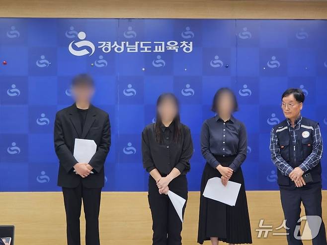 경남교사노조와 피해 교사들이 6일 경남교육청 브리핑룸에서 기자회견을 열고 교권 침해 피해를 호소하고 있다. 2026.5.6 /사진=뉴스1
