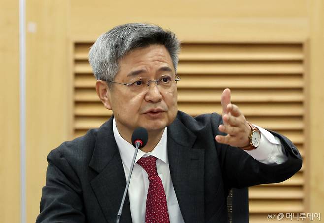 [서울=뉴시스] 김금보 기자 = 김장겸 국민의힘 의원이 24일 서울 여의도 국회 의원회관에서 열린 '온라인 접속국가 표시제 입법을 위한 정책토론회'에서 발언을 하고 있다. 2025.12.24. kgb@newsis.com /사진=김금보