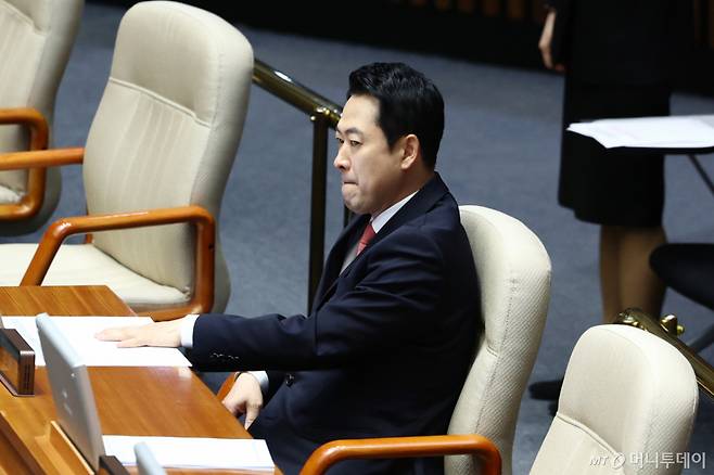 [서울=뉴시스] 고승민 기자 = 장동혁 국민의힘 대표가 7일 서울 여의도 국회에서 열린 제435회 국회(임시회) 제1차 본회의에서 대한민국 헌법 개정안이 의결 정족수 부족으로 인해 투표불성립 되자 회의장에 들어와 자리에 앉아 있다. 2026.05.07. kkssmm99@newsis.com /사진=고승민