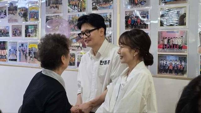 한동훈 부산 북구갑 무소속 후보가 7일 아내 진은정 변호사와 함께 부산 북구의 한 경로당 행사에 참석했다. 한동훈 후보 SNS