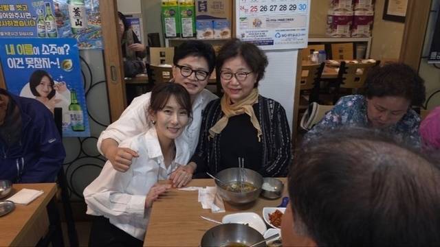 한동훈 부산 북구갑 무소속 후보가 7일 아내 진은정 변호사와 함께 부산 북구의 한 경로당 행사에 참석한 모습. 한동훈 후보 SNS