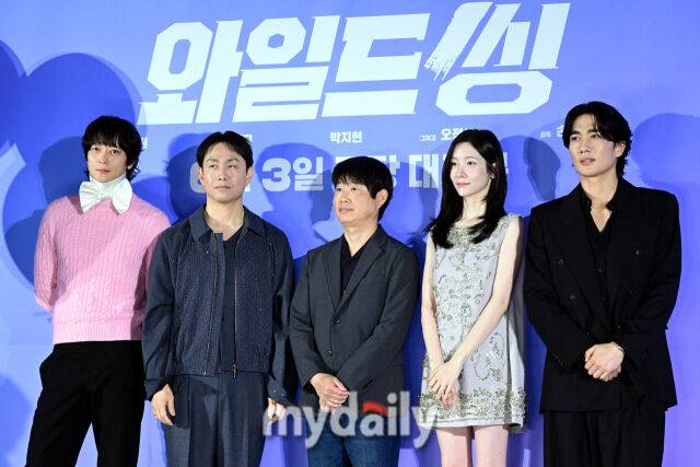 2026년 5월 7일 오전 서울 건대입구 롯데씨네마에서 진행된 영화 '와일드 씽' 제작발표회에서 손재곤 감독과 출연진들이 포즈를 취하고 있다. (왼쪽부터 강동원, 오정세, 손재곤 감독, 박지현, 엄태구) / 곽경훈 기자