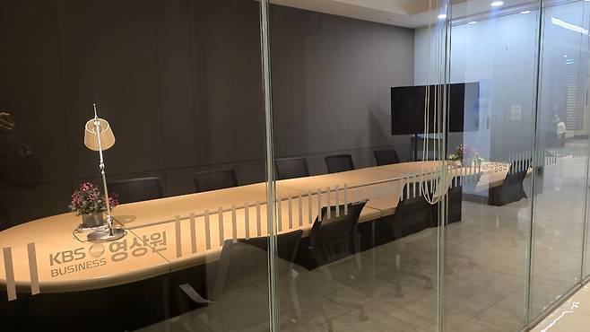 에스키스 가산서 입주자들이 활용할 수 있는 ‘KBS비즈니스 영상원’ 스터디룸. 예약제로 운영된다. 홍승희 기자