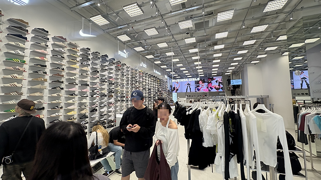 무신사 스토어 명동점. 연휴는 지났지만, 매장을 찾은 손님은 많았다. 박연수 기자
