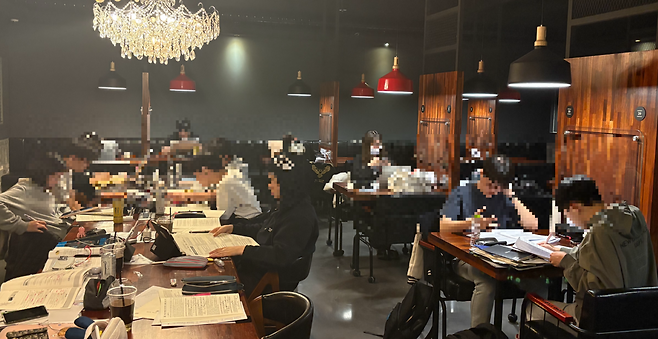 지난달 22일 오후 10시30분경 대치동 학원가 인근 스터디카페가 학생들로 가득한 모습.  정주원 기자