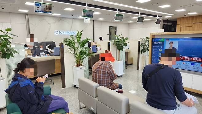지난 4월 27일 전남 곡성군 NH농협은행 곡성군지부에서 고객들이 번호표를 뽑고 차례를 기다리고 있다. 이곳은 하루 평균 130여 명의 고객이 방문하는 지역 내 유일한 금융기관으로, 시중은행이나 지방은행이 없는 곡성군에서 핵심적인 ‘금융 거점’ 역할을 수행하고 있다. [정호원 기자]