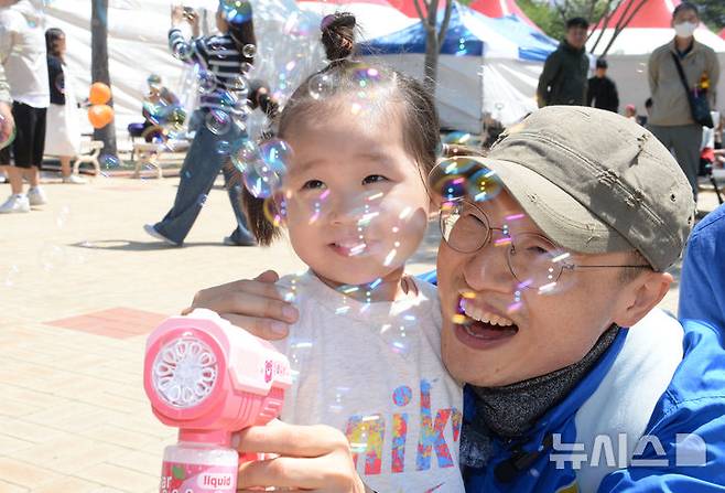 [울산=뉴시스] 배병수 기자 = 5일 오전 울산 남구 어린이대공원에서 열린  제104회 어린이날 큰잔치 행사에서 김상욱 민주당 울산시장 후보가 어린이와 비눗방울 놀이를 하고 있다. 2026.05.05. bbs@newsis.com.