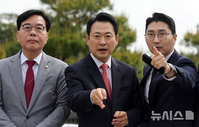 [서울=뉴시스] 홍효식 기자 = 국민의힘 장동혁(가운데) 대표와 박준태 당대표 비서실장이 7일 오전 서울 종로구 청와대 사랑채 분수대 앞에서 열린 이재명 대통령 공소 취소 특검법 원천 무효 현장 최고위원회의에 앞서 대화하고 있다. 왼쪽은 송언석 원내대표. 2026.05.07. yesphoto@newsis.com