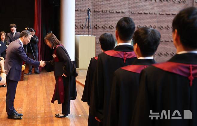 [과천=뉴시스] 황준선 기자 = 정성호 법무부 장관이 7일 오전 경기 과천시 정부과천청사 대강당에서 열린 신임 검사 임관식에서 검사들에게 임명장을 수여하고 있다. 2026.05.07. hwang@newsis.com