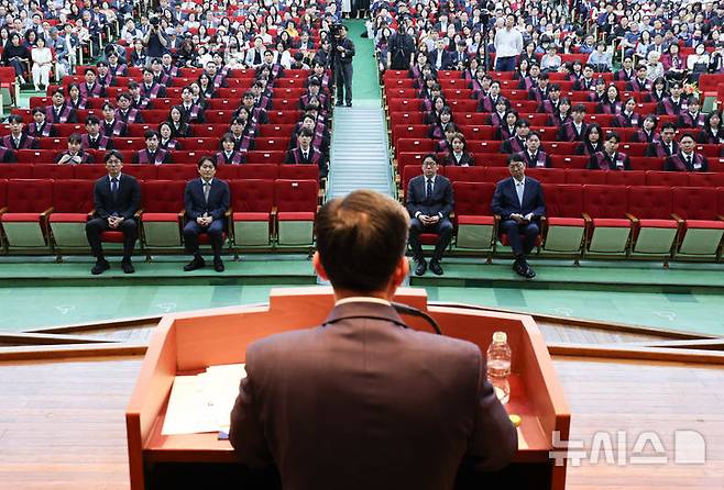 [과천=뉴시스] 황준선 기자 = 정성호 법무부 장관이 7일 오전 경기 과천시 정부과천청사 대강당에서 열린 신임 검사 임관식에서 당부말을 하고 있다. 2026.05.07. hwang@newsis.com