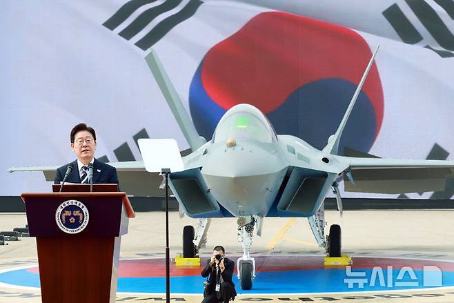 [사천=뉴시스] 고범준 기자 = 이재명 대통령이 25일 경남 사천 한국항공우주산업(KAI)에서 열린 KF-21 양산 1호기 출고식에서 격려사를 하고 있다. 2026.03.25. bjko@newsis.com