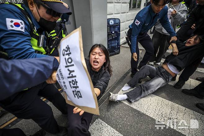 [서울=뉴시스] 정병혁 기자 = 7일 서울 종로구 주한미국대사관 앞에서 한국대학생진보연합 소속 대학생들이 전쟁반대 및 제이비어 브런슨 주한미군사령관 추방,  주한미군 철수 등을 촉구하며 기습시위를 하던 도중 경찰에 연행되고 있다.  2026.05.07. jhope@newsis.com