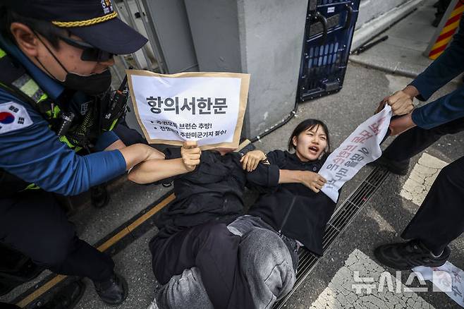 [서울=뉴시스] 정병혁 기자 = 7일 서울 종로구 주한미국대사관 앞에서 한국대학생진보연합 소속 대학생들이 전쟁반대 및 제이비어 브런슨 주한미군사령관 추방,  주한미군 철수 등을 촉구하며 기습시위를 하고 있다.  2026.05.07. jhope@newsis.com
