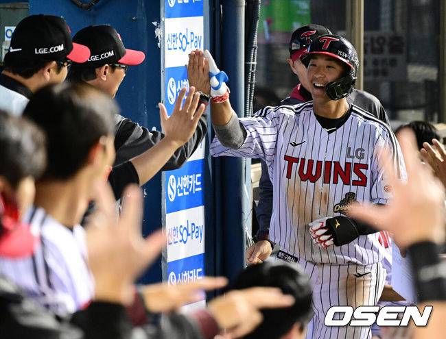 [OSEN=잠실, 지형준 기자] 6일 서울 잠실야구장에서 2026 신한 SOL KBO리그 LG 트윈스와 두산 베어스의 경기가 열렸다.LG는 임찬규, 두산은 최승용을 선발투수로 내세웠다.4회말 1사에서 LG 송찬의가 좌월 솔로포를 날리며 염경엽 감독과 기뻐하고 있다. 2026.05.06&nbsp;/ jpnews@osen.co.kr