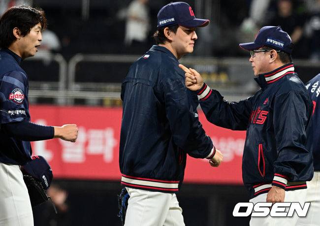 [OSEN=수원, 조은정 기자]롯데가 도박 징계를 마친 고승민, 나승엽의 활약을 앞세워 기분 좋은 대승을 거뒀다.&nbsp;프로야구 롯데 자이언츠는 6일 수원KT위즈파크에서 열린 2026 신한 SOL KBO리그 KT 위즈와의 시즌 4차전에서 8-1 완승을 거뒀다.&nbsp;롯데 김태형 감독이 구승민과 승리를 기뻐하고 있다. 2026.05.06 /cej@osen.co.kr