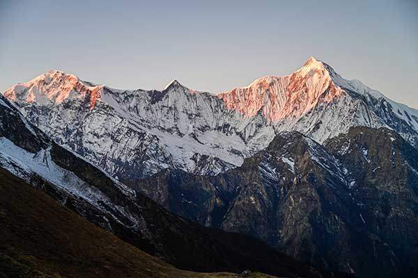 쿠춤로 패스 못미처 야크 카르카(4,450m)에서 촬영한 안나푸르나산군의 일출.