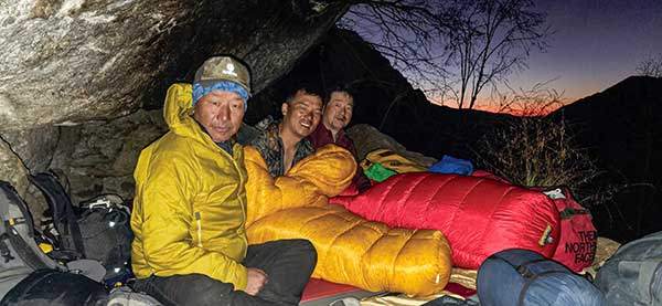 총글캠프(3,360m) 돌처마 밑에서 야영 중인 스태프들.
