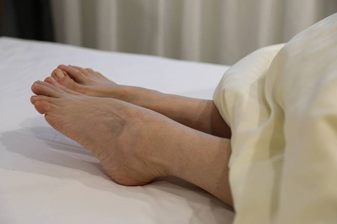 다리 혈류는 장시간 앉아 있는 생활과 수면 중 움직임 감소가 겹치면서 더디게 흐를 수 있다. 기상 직후에는 갑자기 일어서기보다 발목을 먼저 움직이는 습관이 도움이 된다. 게티이미지뱅크