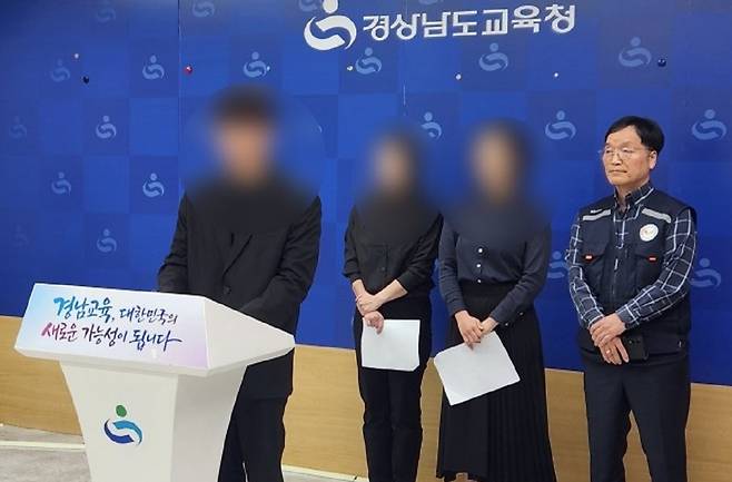 경남의 한&nbsp;초등학교 재직 교사들이 6일 경남교육청 브리핑룸에서&nbsp;한 학부모의 반복된 교권 침해를 주장하는 기자회견을 하고 있다. 오른쪽은 이충수 경남교사노조위원장. 경남교사노조 제공