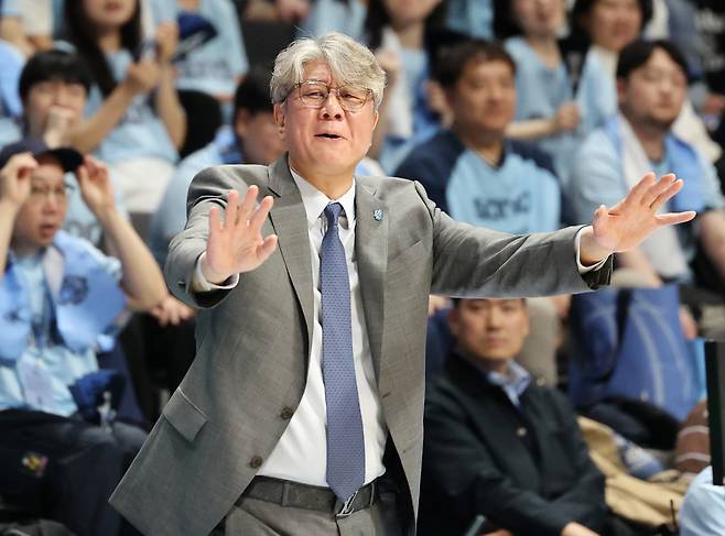 7일 경기 고양 소노 아레나에서 열린 '2025-2026 KBL 챔피언결정전 2차전' 고양 소노 스카이거너스와 부산 KCC 이지스의 경기, 소노 손창환 감독이 작전을 지시하고 있다. 뉴시스