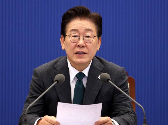 이재명 대통령이 7일 청와대 여민관에서 열린 수석보좌관회의에서 발언하고 있다. 연합뉴스