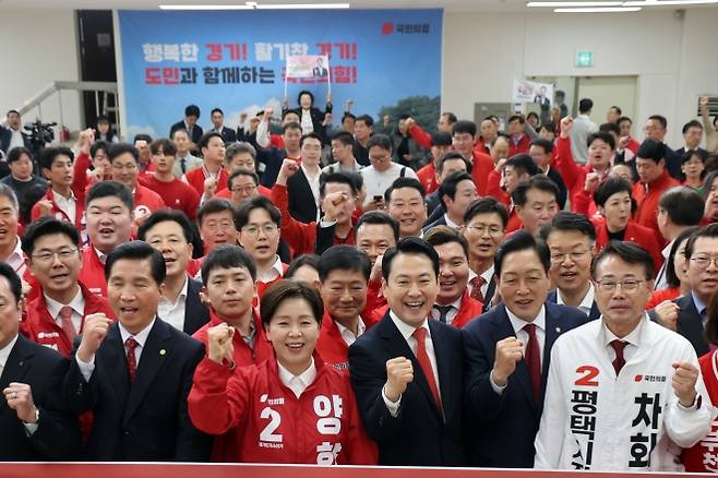 국민의힘 장동혁(앞줄 왼쪽 두 번째) 대표와 양향자(앞줄 맨 왼쪽) 경기지사 후보가 6일  경기 수원시 경기도당에서 열린 ‘제9회 전국동시지방선거 경기도당 필승 결의대회’에서 파이팅을 외치는 모습. 연합뉴스