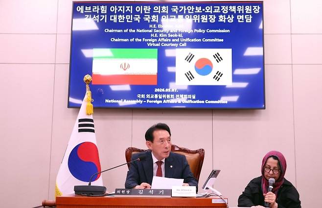 이란 의회 국가안보·외교정책위원장과 통화하는 김석기 외통위원장 - 김석기 국회 외교통일위원장이 7일 서울 여의도 국회에서 에브라힘 아지지 이란 의회 국가안보·외교정책위원장과 통화하고 있다. 이날 화상통화는 현지 사정으로 인해 전화통화로 변경됐다. 2025.5.7 뉴시스