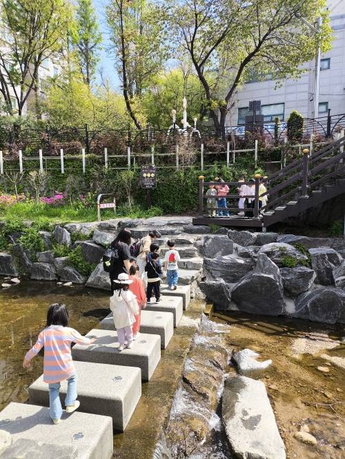 서울 성북구의 특화 마을형 환경교육인 ‘성북 도토리자연학교’ 프로그램이 진행되고 있다. 성북구 제공
