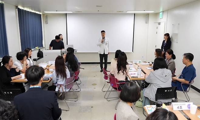 단국대병원 류재욱 부원장이 '제1기 CS리더 양성 교육과정'에서 격려사를 하고 있다. ⓒ단국대병원 제공