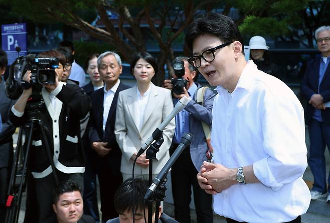 무소속 한동훈 부산 북갑 국회의원 보궐선거 예비후보가 5월4일 오후 부산 구포동 북구선거관리위원회에 예비후보 등록을 마친 뒤 기자들 질문에 답하고 있다. ⓒ 연합뉴스