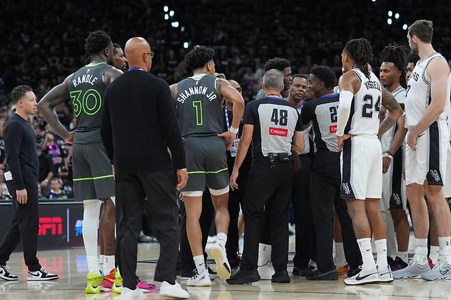 샌안토니오, 미네소타 선수들과 스태프가 7일(한국시간) 프로스트뱅크 아레나서 열린 NBA PO 2라운드 2차전 3쿼터 도중 스테픈 캐슬과 본즈 하일랜드의 몸싸움이 벌어진 직후 코트에 모여 신경전을 펼치고 있다. 샌안토니오｜AP뉴시스
