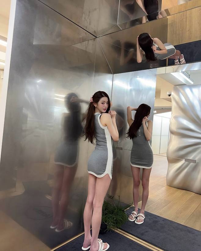 포즈를 취하고 있는 아이브 멤버 장원영. 본인 인스타그램 계정