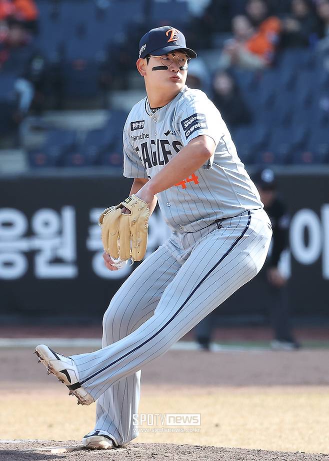 ▲ 올 시즌 최악의 제구 난조로 고전했던 김서현은 2군에서 열흘을 보내며 재조정을 거친 끝에 7일 1군에 복귀했다. 당분간은 마무리 보직보다는 편한 상황에 출전할 전망이다. ⓒ곽혜미 기자