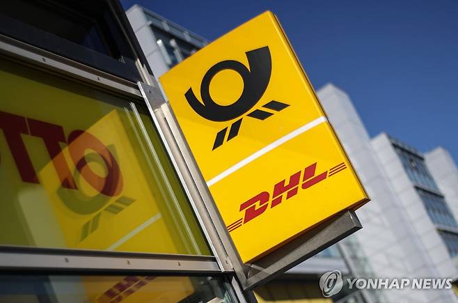 도이체포스트(위쪽), DHL 로고 [EPA 연합뉴스 자료사진. 재판매 및 DB 금지]