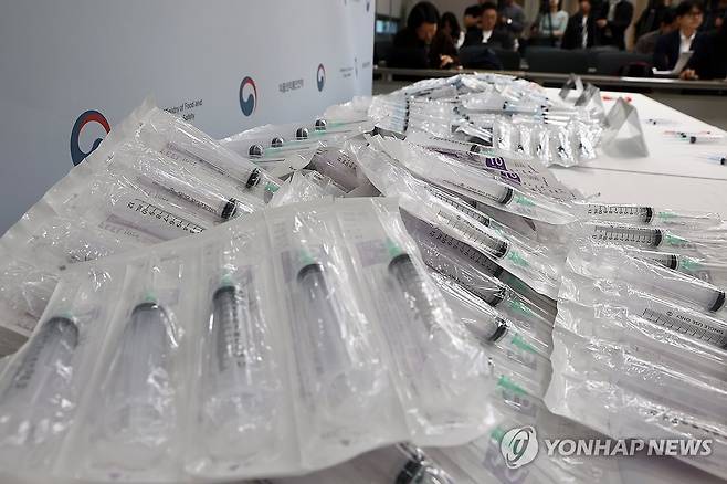 식약처, 주사기 매점매석 점검 결과 발표 (서울=연합뉴스) 윤동진 기자 = 24일 양천구 서울지방식품의약품안전청에서 열린 주사기 매점매석 1차 특별단속 결과 브리핑에서 단속된 주사기 동일 상품이 제품이 진열돼 있다. 2026.4.24 mon@yna.co.kr