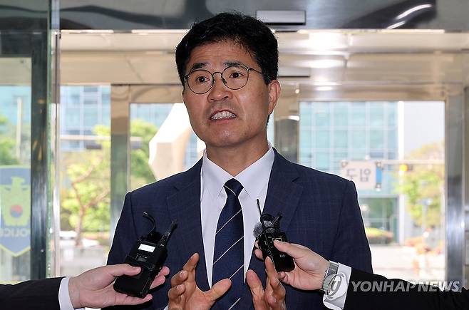 이원택 전북도지사후보, 경찰 출석 (전주=연합뉴스) 나보배 기자 = 공직선거법 위반 혐의를 받는 더불어민주당 이원택 전북특별자치도지사 후보가 7일 피고발인 신분으로 전북경찰청에 출석하고 있다. 2026.5.7 warm@yna.co.kr