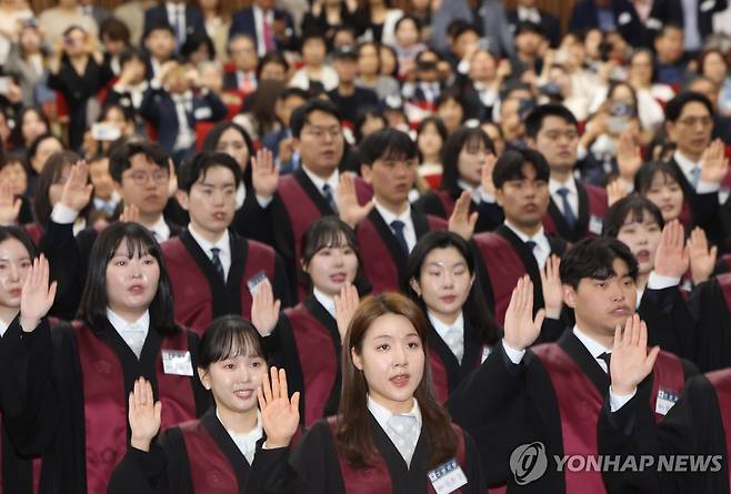 선서하는 신임 검사들 (과천=연합뉴스) 이진욱 기자 = 7일 정부과천청사 법무부에서 열린 신임 검사 임관식에 참석한 신임 검사들이 선서하고 있다. 2026.5.7 cityboy@yna.co.kr