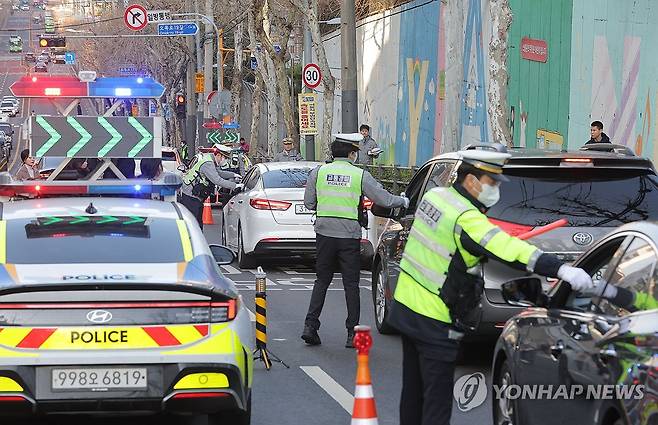개학기 안전한 등굣길 위해 (서울=연합뉴스) 류영석 기자 = 4일 서울 양천구 양강초등학교 스쿨존 일대에서 양천경찰서 소속 교통 경찰이 등굣길 음주운전 단속을 하고 있다. 2026.3.4 ondol@yna.co.kr