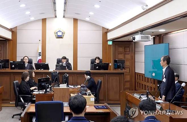 '내란 중요임무 종사' 한덕수 2심 징역 15년 선고 (서울=연합뉴스) 12·3 비상계엄에 가담한 혐의로 재판에 넘겨진 한덕수 전 국무총리가 7일 서울 서초구 서울고등법원에서 열린 항소심 선고공판에 출석해 선고를 듣고 있다. 서울고법 형사12-1부(이승철 조진구 김민아 고법판사)는 이날 한 전 총리에게 징역 15년을 선고했다. 2026.5.7 [서울고법 제공. 재판매 및 DB금지] photo@yna.co.kr