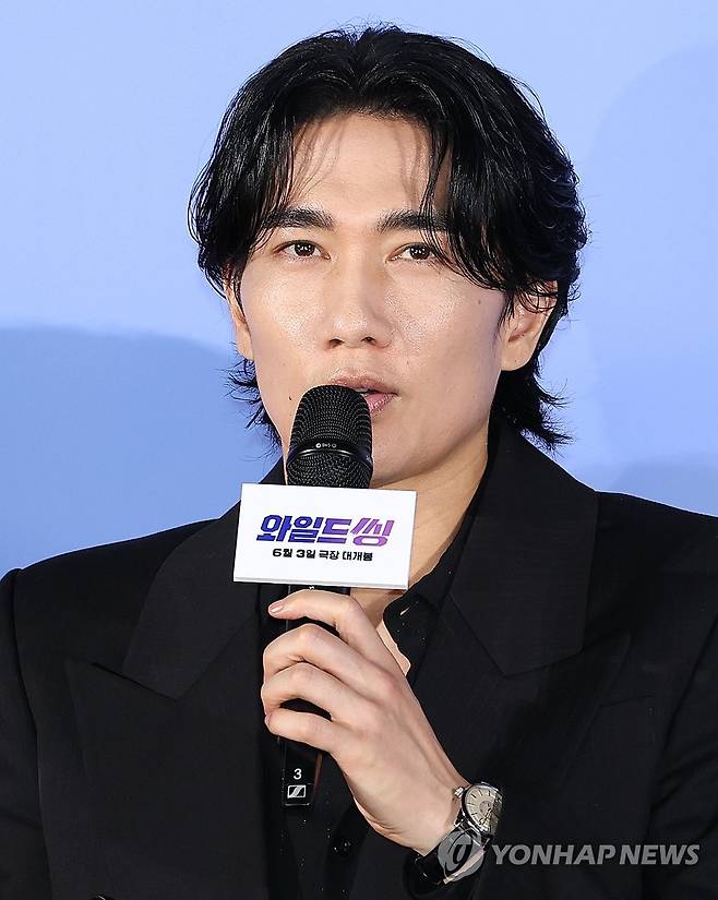 인사말하는 엄태구 (서울=연합뉴스) 이재희 기자 = 배우 엄태구가 7일 서울 광진구 롯데시네마 건대입구점에서 열린 영화 '와일드씽' 제작보고회에서 인사말을 하고 있다. 2026.5.7 scape@yna.co.kr