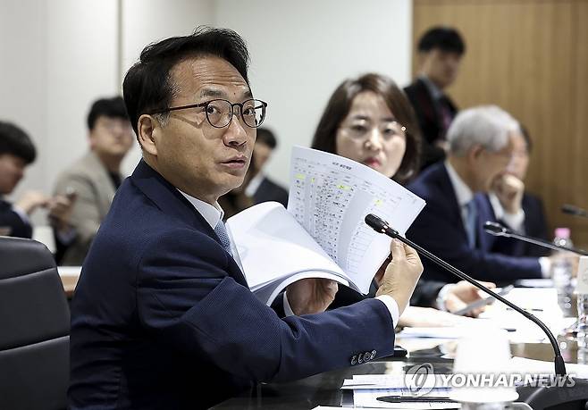 윤석열 정권 정치검찰 조작기소 의혹 사건 진상규명 국정조사특별위원회 (서울=연합뉴스) 더불어민주당 박선원 의원이 23일 서울 종로구 감사원에서 열린 '윤석열 정권 정치검찰 조작기소 의혹 사건 진상규명 국정조사특별위원회' 현장조사에서 질의하고 있다. 2026.4.23 [국회사진기자단] photo@yna.co.kr