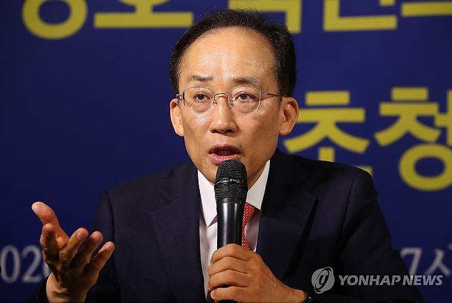 취재진 질문에 답하는 추경호 예비후보 (대구=연합뉴스) 윤관식 기자 = 국민의힘 추경호 대구시장 예비후보가 7일 대구 남구 이천동 대구아트파크에서 열린 아시아포럼21 초청 토론회에 참석해 취재진 질문에 답하고 있다. 2026.5.7 psik@yna.co.kr