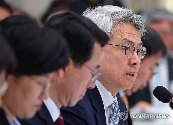 답변하는 고영선 한국교육개발원장 (서울=연합뉴스) 김도훈 기자 = 고영선 한국교육개발원장이 17일 청와대 영빈관에서 열린 공공기관 및 유관기관 업무보고에서 이재명 대통령 질문에 답하고 있다. 2026.4.17 superdoo82@yna.co.kr