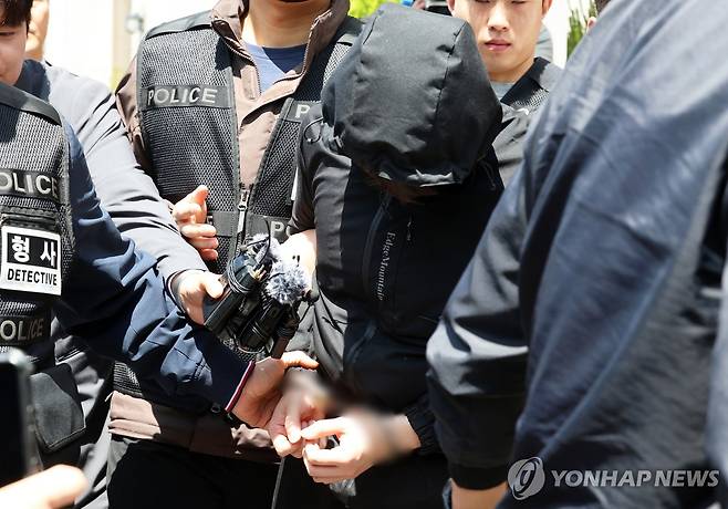 영장실질심사 마친 '묻지마 살인' 피의자 (광주=연합뉴스) 조남수 기자 = 7일 오전 광주 동구 광주지방법원에서 '묻지마 살인' 피의자 장모 씨가 구속 전 피의자 심문(영장실질심사)을 마친 뒤 이동하고 있다. 2026.5.7 iso64@yna.co.kr
