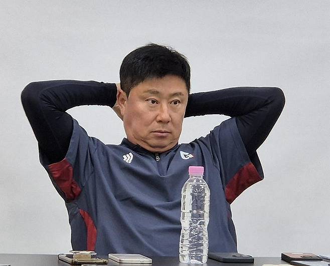 질문받는 김태형 롯데 감독 (서울=연합뉴스) 김경윤 기자 = 김태형 롯데 자이언츠 감독이 5일 수원케이티위즈파크에서 열리는 2026 프로야구 kt wiz와 방문 경기를 앞두고 질문을 받고 있다. 2026.5.5 cycle@yna.co.kr