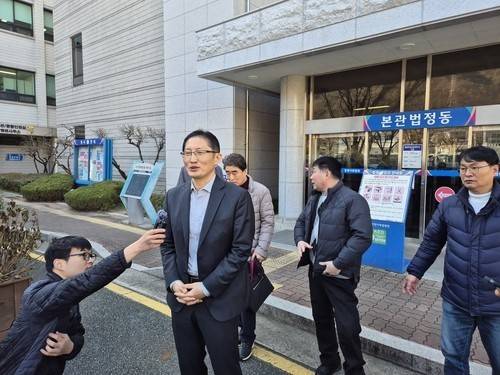 지난해 아크말씨 재심 청구 사건 재판 직후 인터뷰하는 박준영 변호사 [촬영 정종호]