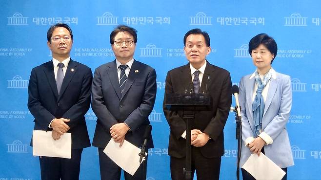 ▲ (왼쪽부터)더불어민주당 김승원·염태영 의원과 이재준 수원특례시장, 백혜련 의원이 8일 국회 소통관에서 '특례시 지원에 관한 특별법' 국회 본회의 통과를 환영하는 기자회견을 열고 특례시 권한 확대와 후속 제도 정비 필요성을 강조하고 있다. /라다솜 기자 radasom@incheonilbo.com