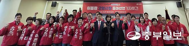 8일 오전 고앙시의회 4층 영상회의실에서 '정면돌파 AI경제도시 이동환 고양시장 출마선언 기자회견'이 열린 가운데, 이동환 국민의힘 고양특례시장 예비후보와 경기도의원 및 고양시의원에 도전하는 국민의힘 예비후보들이 원팀을 외치며 기념사진을 촬영하고 있다. 김태훈 기자