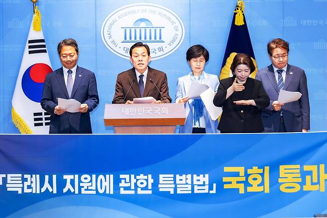 이재준 수원특례시장(왼쪽 두 번째)이 김승원 국회의원(왼쪽), 백혜련 국회의원(왼쪽 세 번째), 염태영 국회의원과 함께 8일 국회 소통관에서 '특례시 특별법' 국회 본회의 통과를 환영한다며 기자회견을 하고 있다. [사진=수원시]