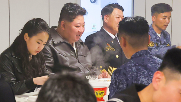 구축함 최현호 식당서 해병들과 동석한 김정은 딸 주애. 연합뉴스